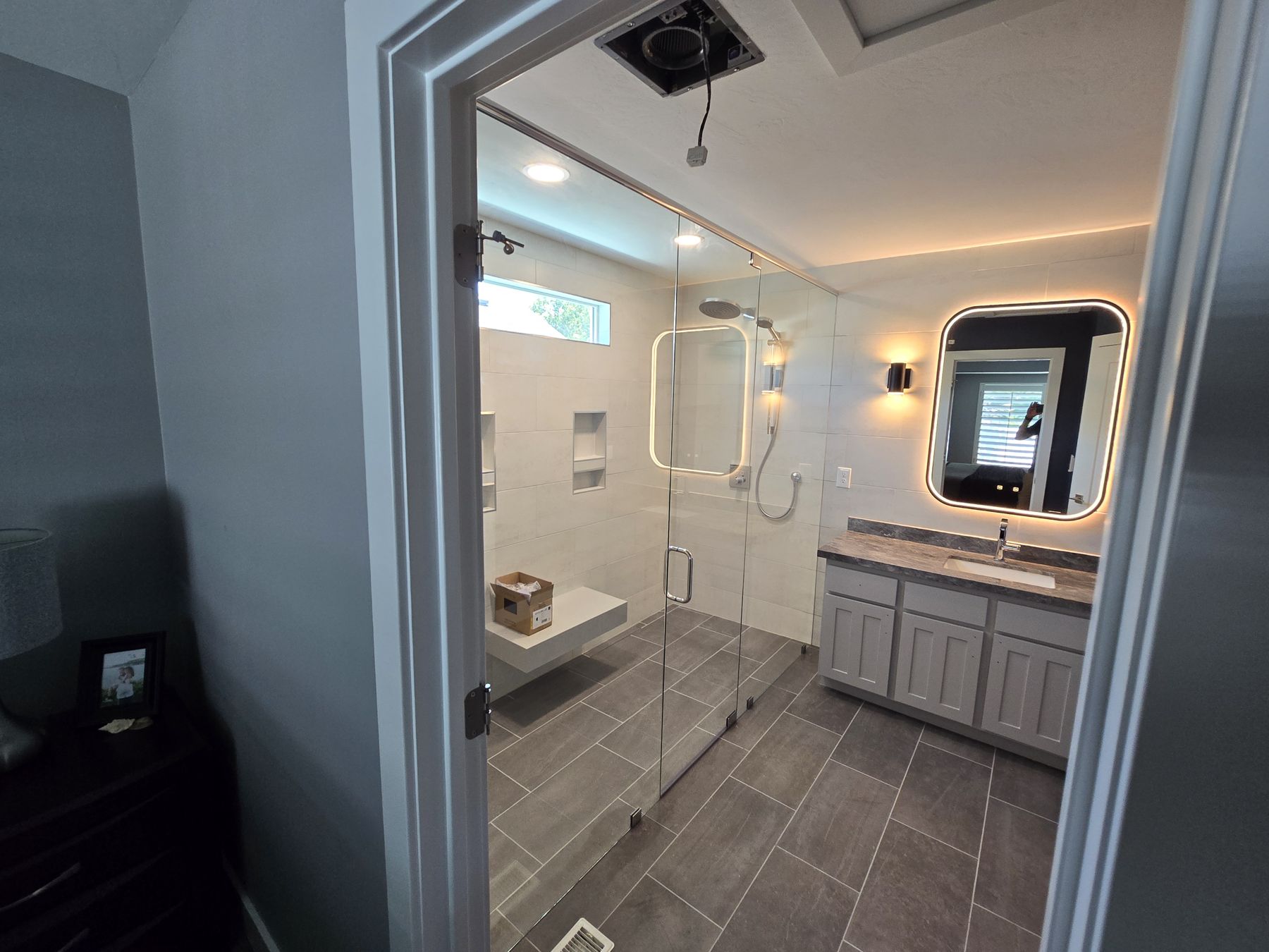 Curbless shower and floating bench detail